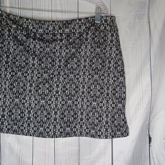 Tranquulity Black and White Patterned Athletic Skirt - Picture 6 of 8